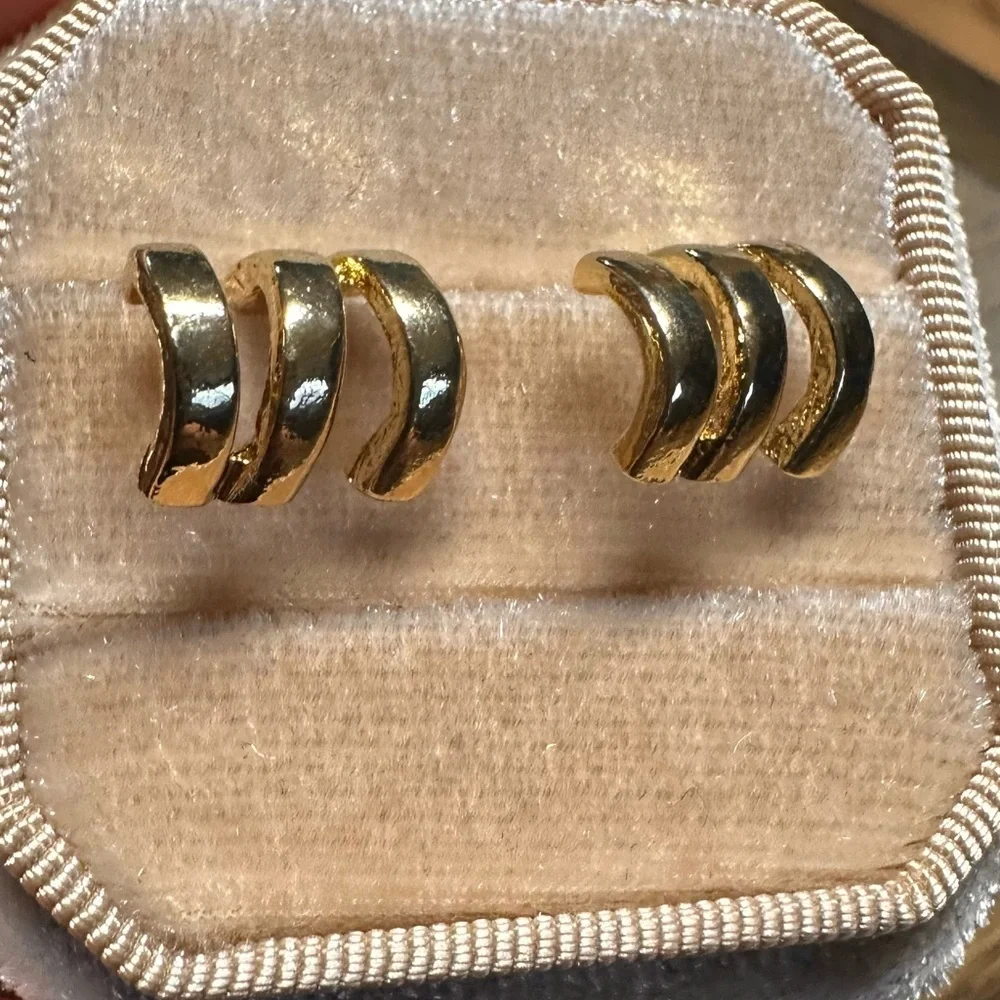 New Anthropologie Stacked Mini Gold Huggie half Hoop Earrings